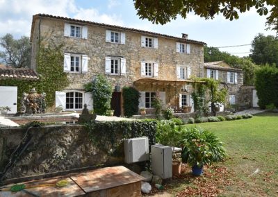 Secluded country mas, Chateauneuf